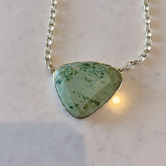 Kendra Scott green pendant necklace with gold chain - Picture 2 of 3